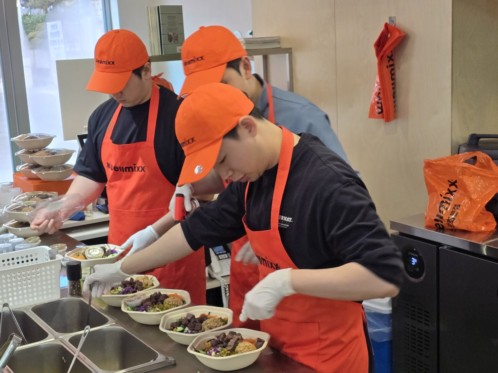 wellmixx crew preparing bowls